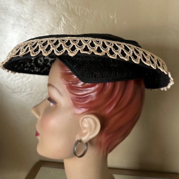 FABULOUS 1950\'s BLACK STIFF LACE PANCAKE HAT WITH OFF WHITE LACE EDGING main image 6
